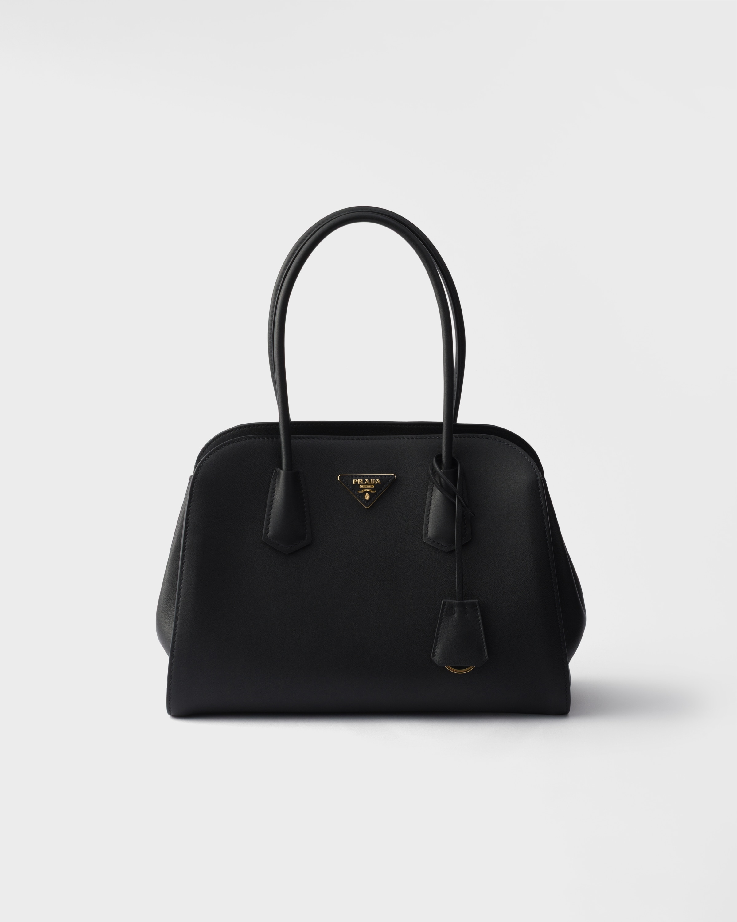 Сумка-тоут из средней кожи Prada, черный
Сумка-тоут из средней кожи Prada, черный