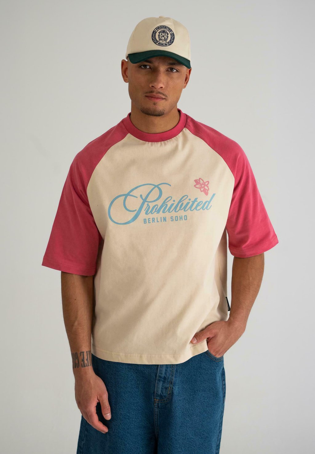 Футболка с принтом PROHIBITED, красный
Футболка с принтом PROHIBITED, красный