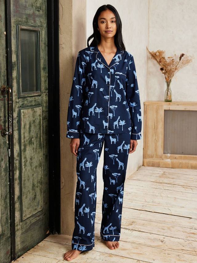 Комплект пижамы Safari Pure из органического хлопка Chelsea Peers, Navy
Комплект пижамы Safari Pure из органического хлопка Chelsea Peers, Navy