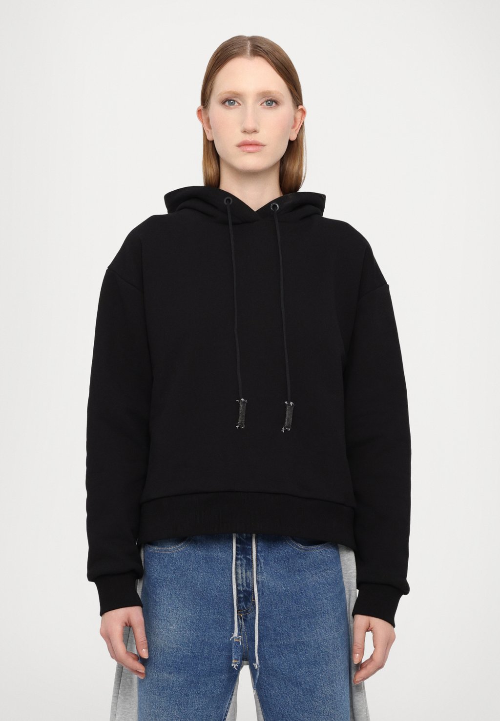 Толстовка с капюшоном HOODIE WITH BACK DETAIL - Sweatshirt Ksenia Schnaider, темно-серый
Толстовка с капюшоном HOODIE WITH BACK DETAIL - Sweatshirt Ksenia Schnaider, темно-серый