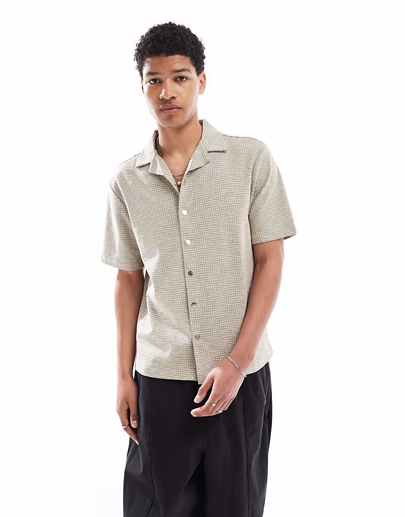 Рубашка River Island с фактурным воротником и отделкой тесьмой цвета камня
Рубашка River Island с фактурным воротником и отделкой тесьмой цвета камня