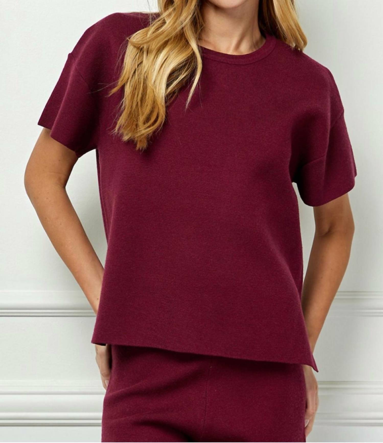 Короткий свитер с рукавами в бордовом цвете SEE AND BE SEEN
Короткий свитер с рукавами в бордовом цвете SEE AND BE SEEN