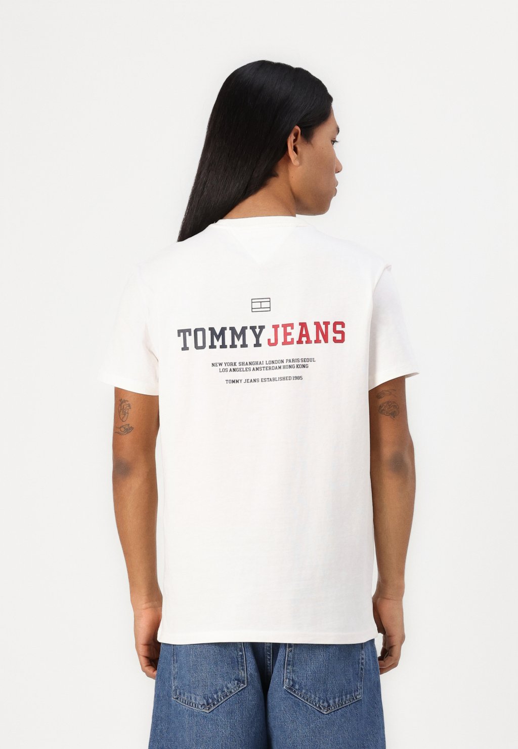 Футболка с принтом DNA GRAPHIC TEE Tommy Jeans, слоновая кость 
Футболка с принтом DNA GRAPHIC TEE Tommy Jeans, слоновая кость