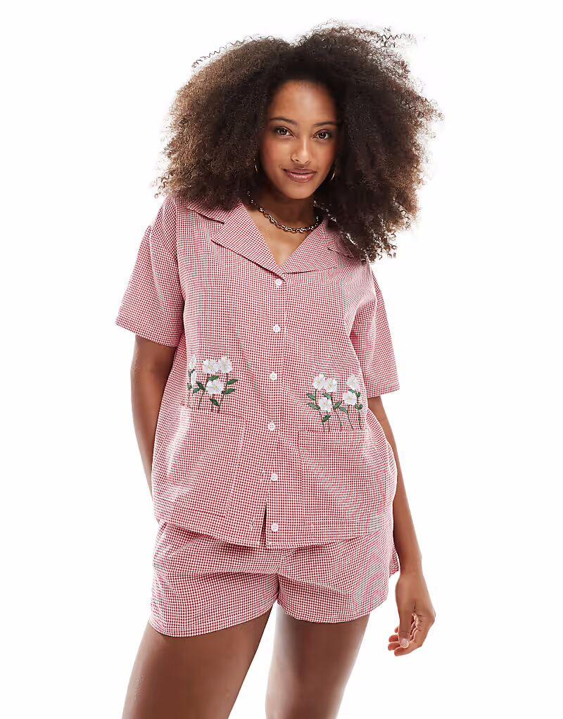 Рубашка в клетку Daisy Street с вышитыми цветами в красном цвете в клетку
Рубашка в клетку Daisy Street с вышитыми цветами в красном цвете в клетку