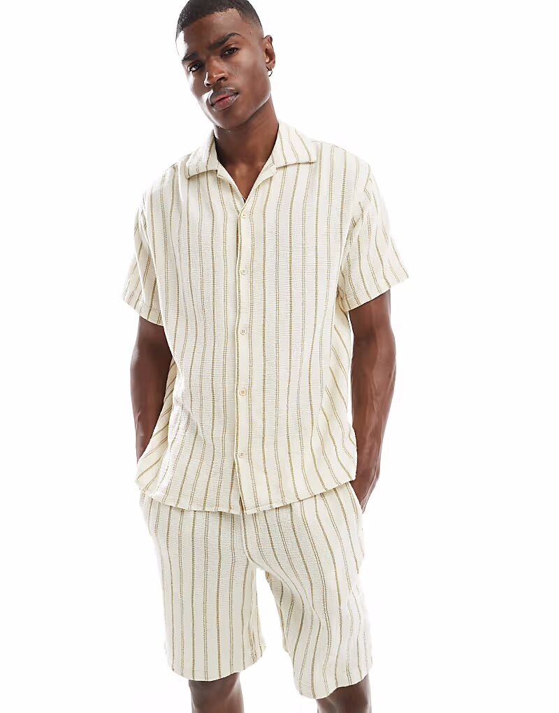 Рубашка Jack & Jones co-ord revere с воротником в полоску кремово-зеленого цвета
Рубашка Jack & Jones co-ord revere с воротником в полоску кремово-зеленого цвета