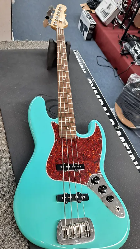 Басс гитара G&L 2022 JB Turqoiuse 4 String Electric Bass
Басс гитара G&L 2022 JB Turqoiuse 4 String Electric Bass