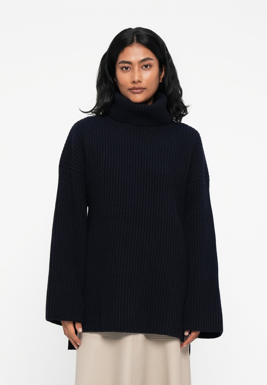 Джемпер IVY OAK KYOMI ANN, Dark Navy/Dark Blue
Джемпер IVY OAK KYOMI ANN, Dark Navy/Dark Blue