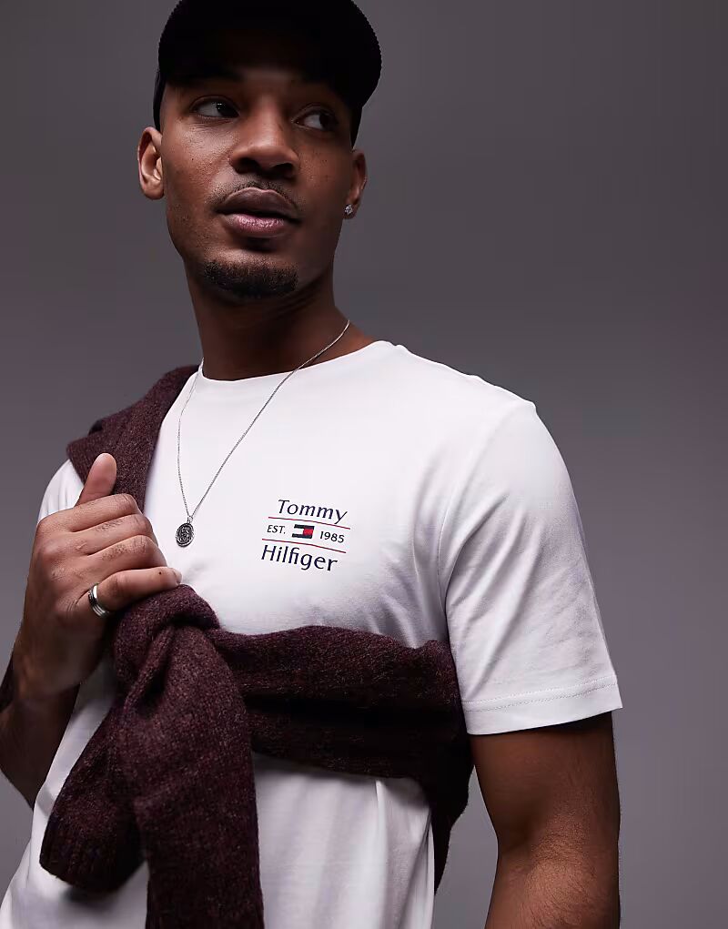 Футболка с логотипом Tommy Hilfiger Stack Breast в белом цвете
Футболка с логотипом Tommy Hilfiger Stack Breast в белом цвете