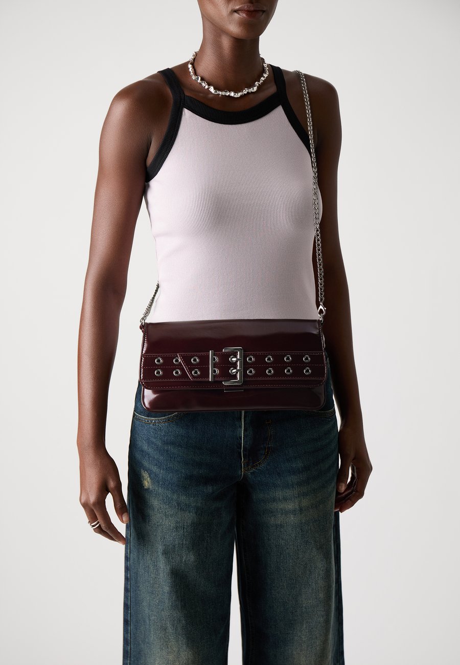 Сумка кросс-боди Steve Madden BSITTER, Wine/Bordeaux
Сумка кросс-боди Steve Madden BSITTER, Wine/Bordeaux