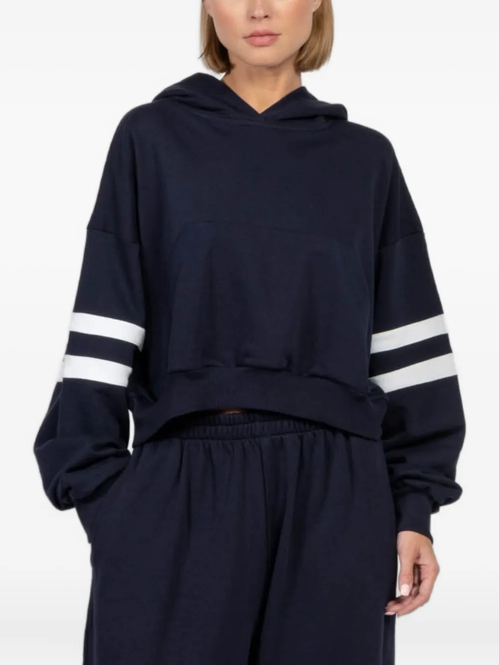 Укороченная толстовка с капюшоном в две полоски FREEDÉR, синий
Укороченная толстовка с капюшоном в две полоски FREEDÉR, синий