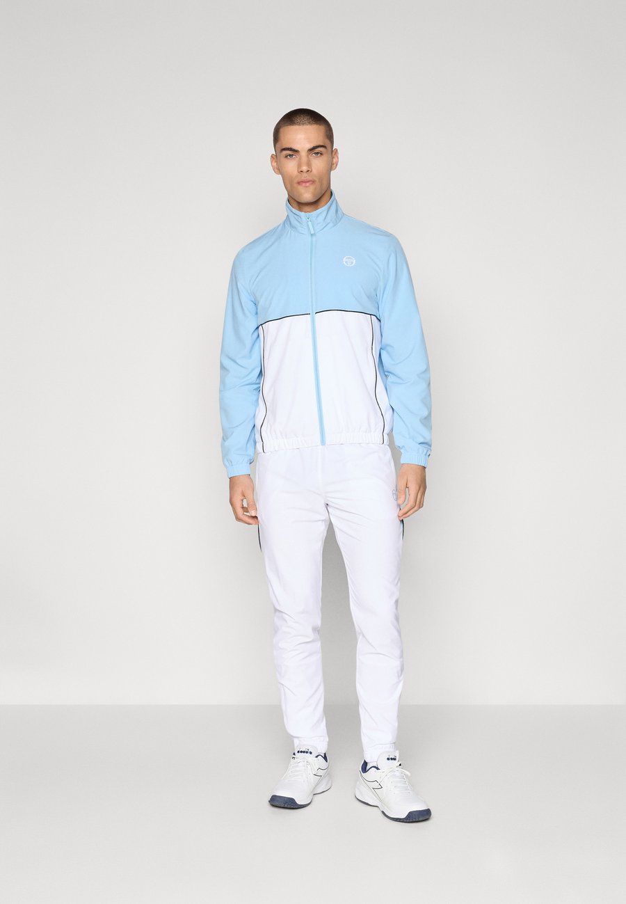 Спортивный костюм Sergio Tacchini DERIVA TRACKSUIT SET, White/Blue Bell/White
Спортивный костюм Sergio Tacchini DERIVA TRACKSUIT SET, White/Blue Bell/White
