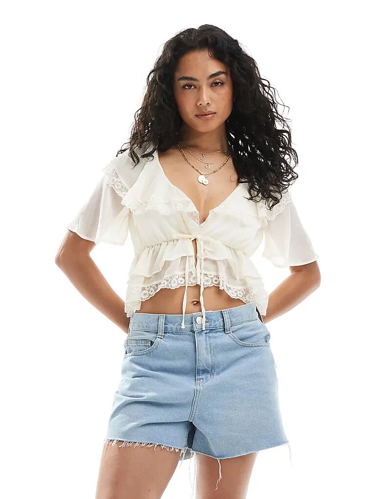 Блузка Miss Selfridge с рюшами и завязкой спереди в цвете экрю 
Блузка Miss Selfridge с рюшами и завязкой спереди в цвете экрю