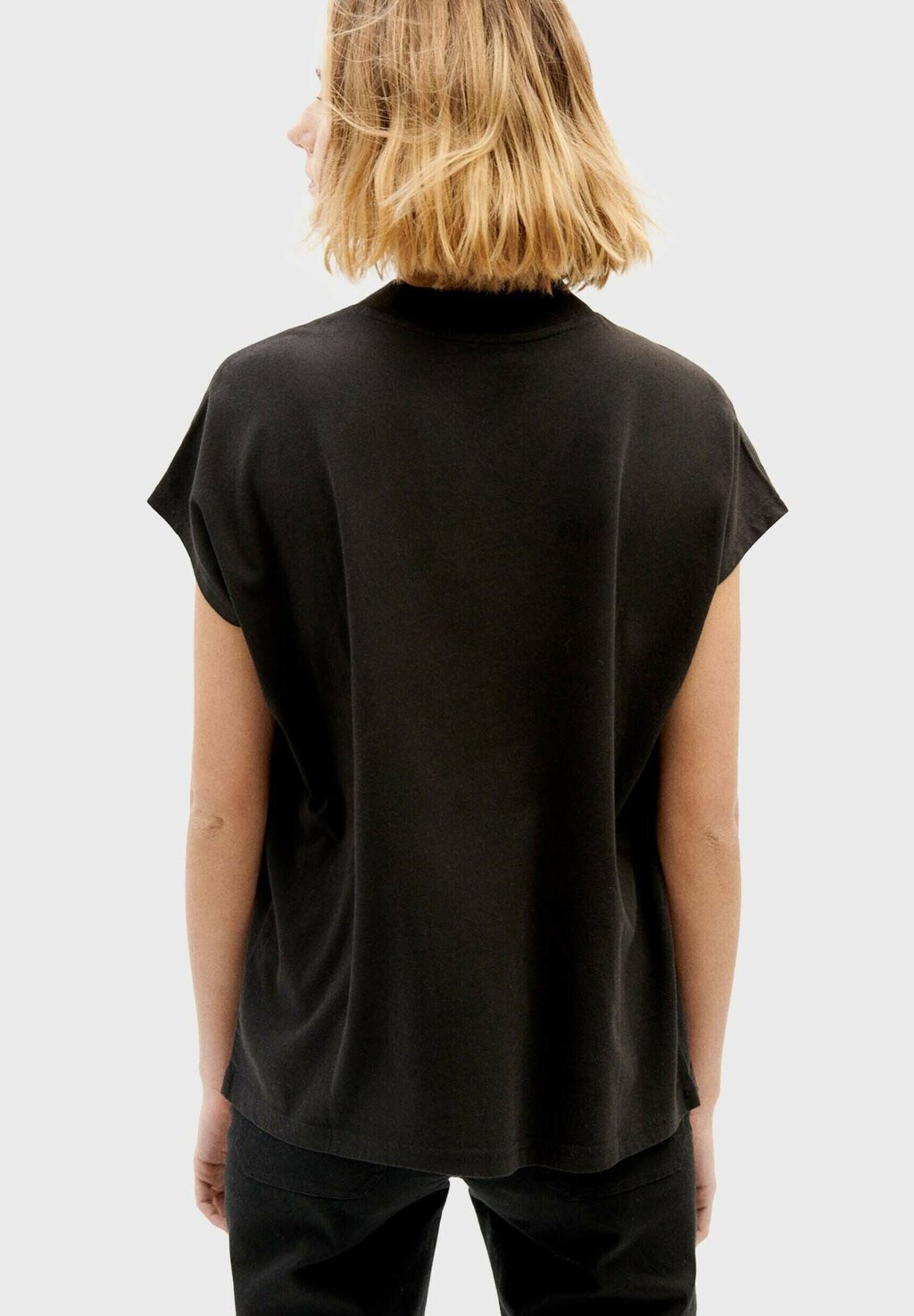 Футболка с принтом HERE COMES THE SUN Thinking Mu, черный
Футболка с принтом HERE COMES THE SUN Thinking Mu, черный