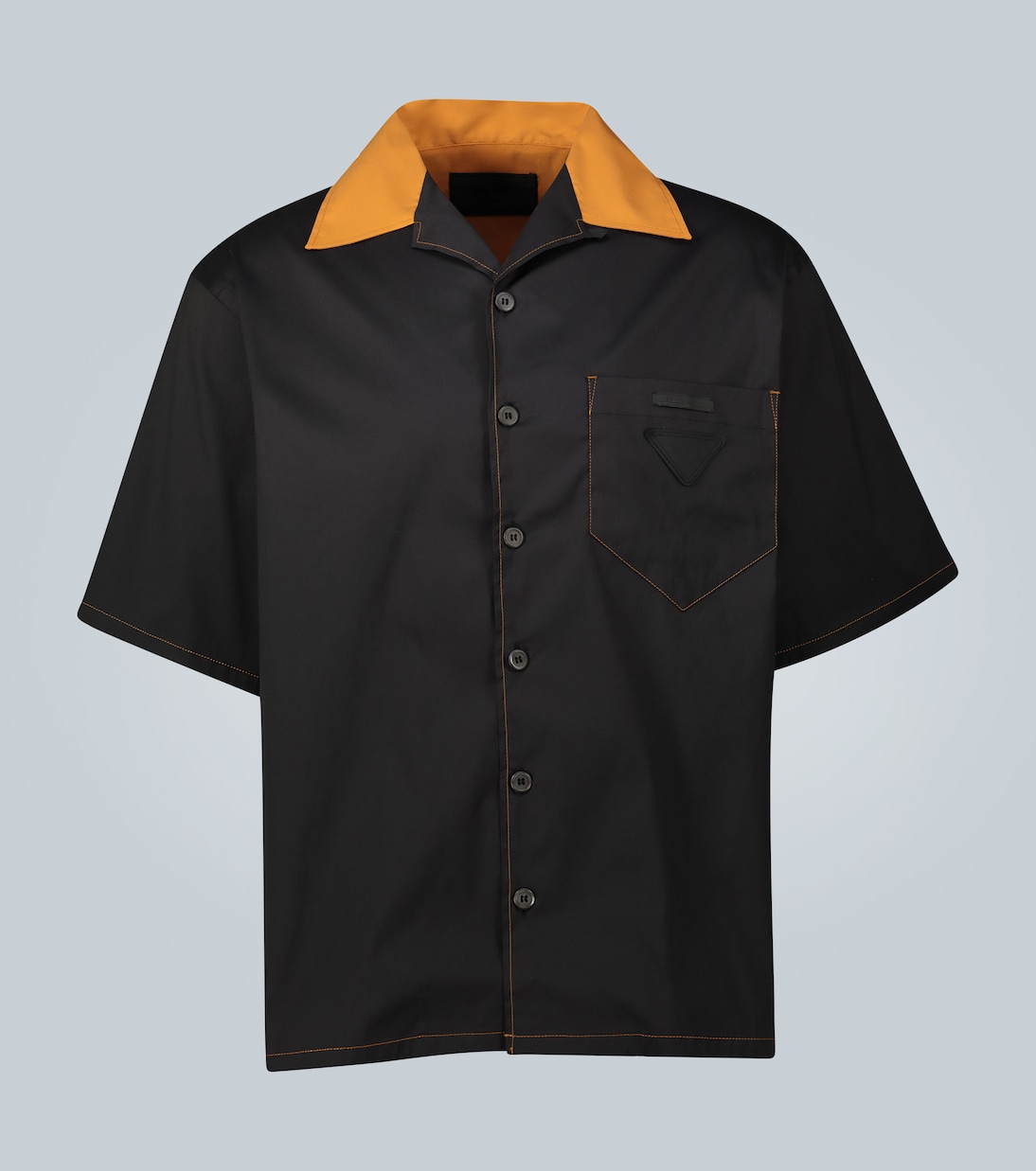 Поло с контрастной строчкой Prada, Ner0 + Caramello
Поло с контрастной строчкой Prada, Ner0 + Caramello