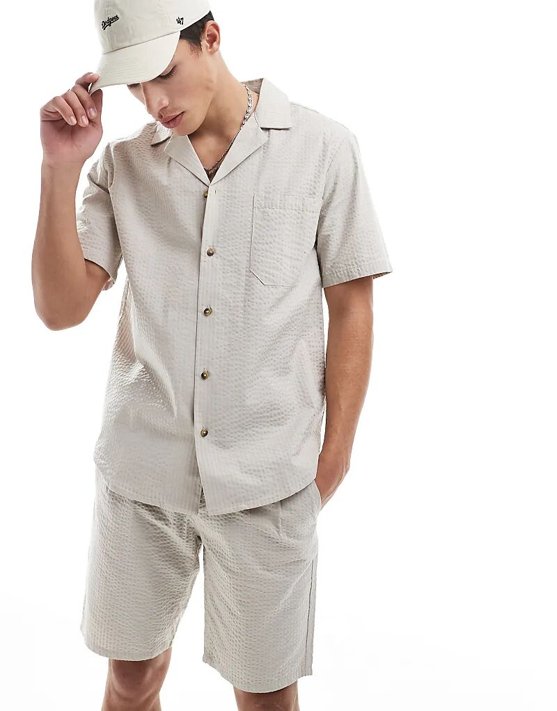 Комбинируемые шорты ONLY & SONS из сирсакера бежевого цвета
Комбинируемые шорты ONLY & SONS из сирсакера бежевого цвета