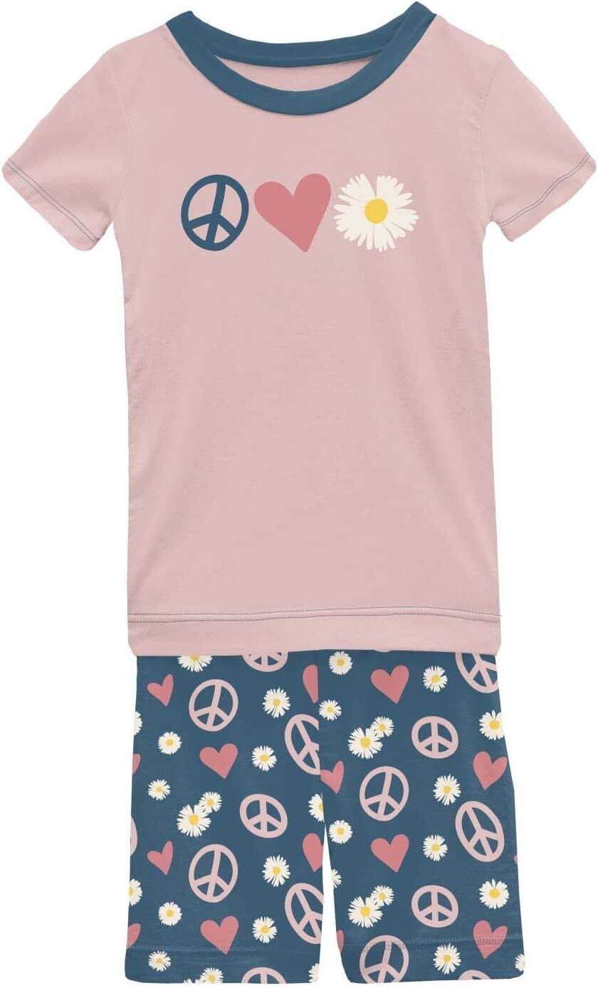 Пижамный комплект Kickee Pants Short Sleeve Graphic Pajama Set with Shorts, цвет Peace Love Happiness
Пижамный комплект Kickee Pants Short Sleeve Graphic Pajama Set with Shorts, цвет Peace Love Happiness