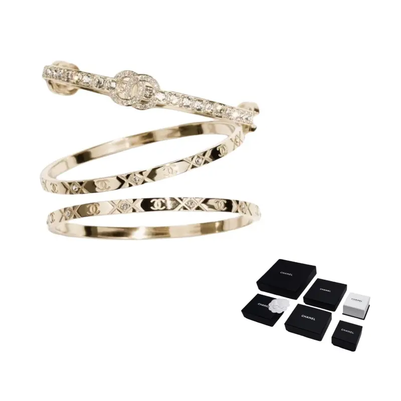 Chanel Металлический браслет унисекс, золотой
Chanel Металлический браслет унисекс, золотой