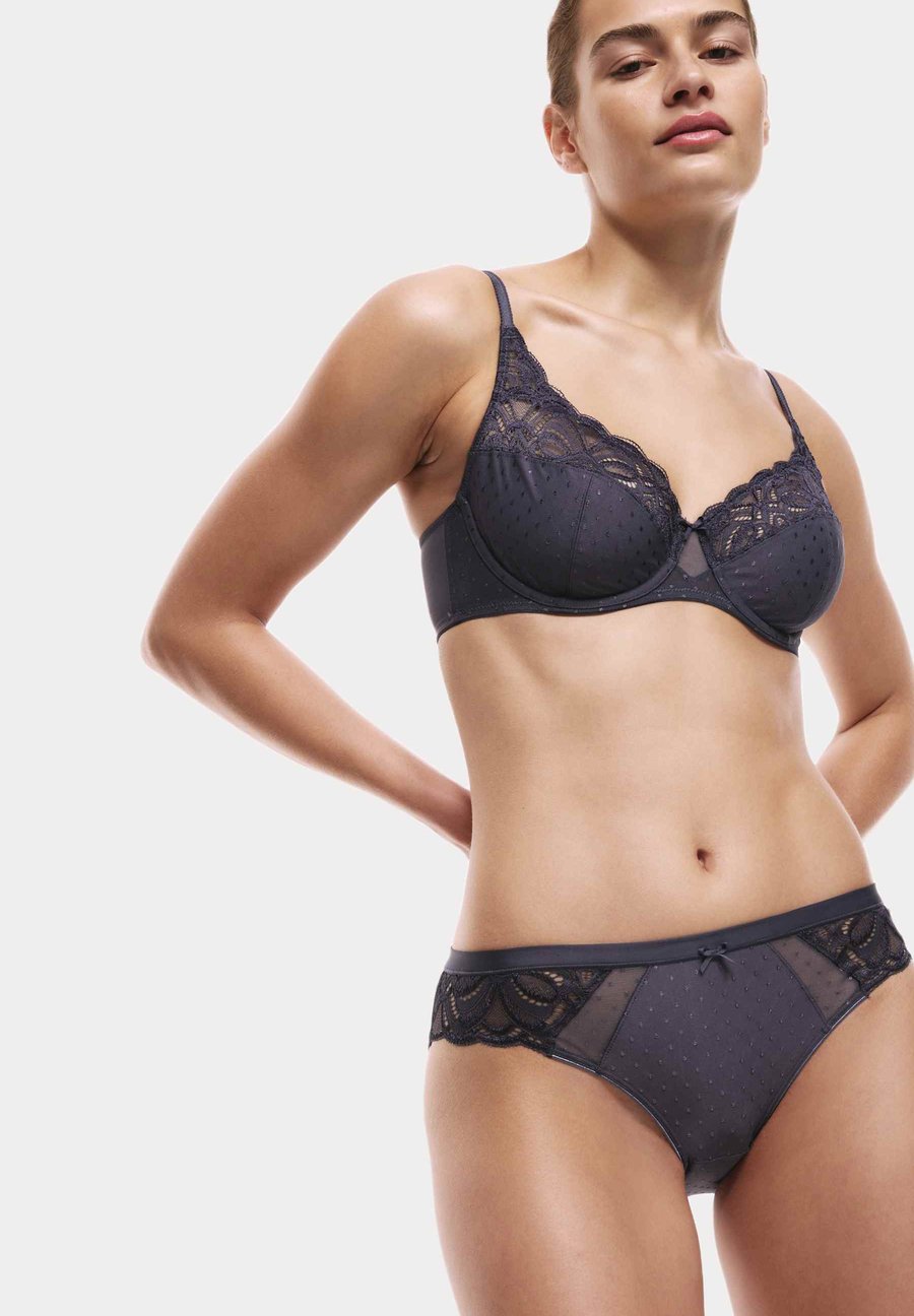 Брифы Marks & Spencer 3PK AMELIA LACE, Thunder/Blue-Grey
Брифы Marks & Spencer 3PK AMELIA LACE, Thunder/Blue-Grey