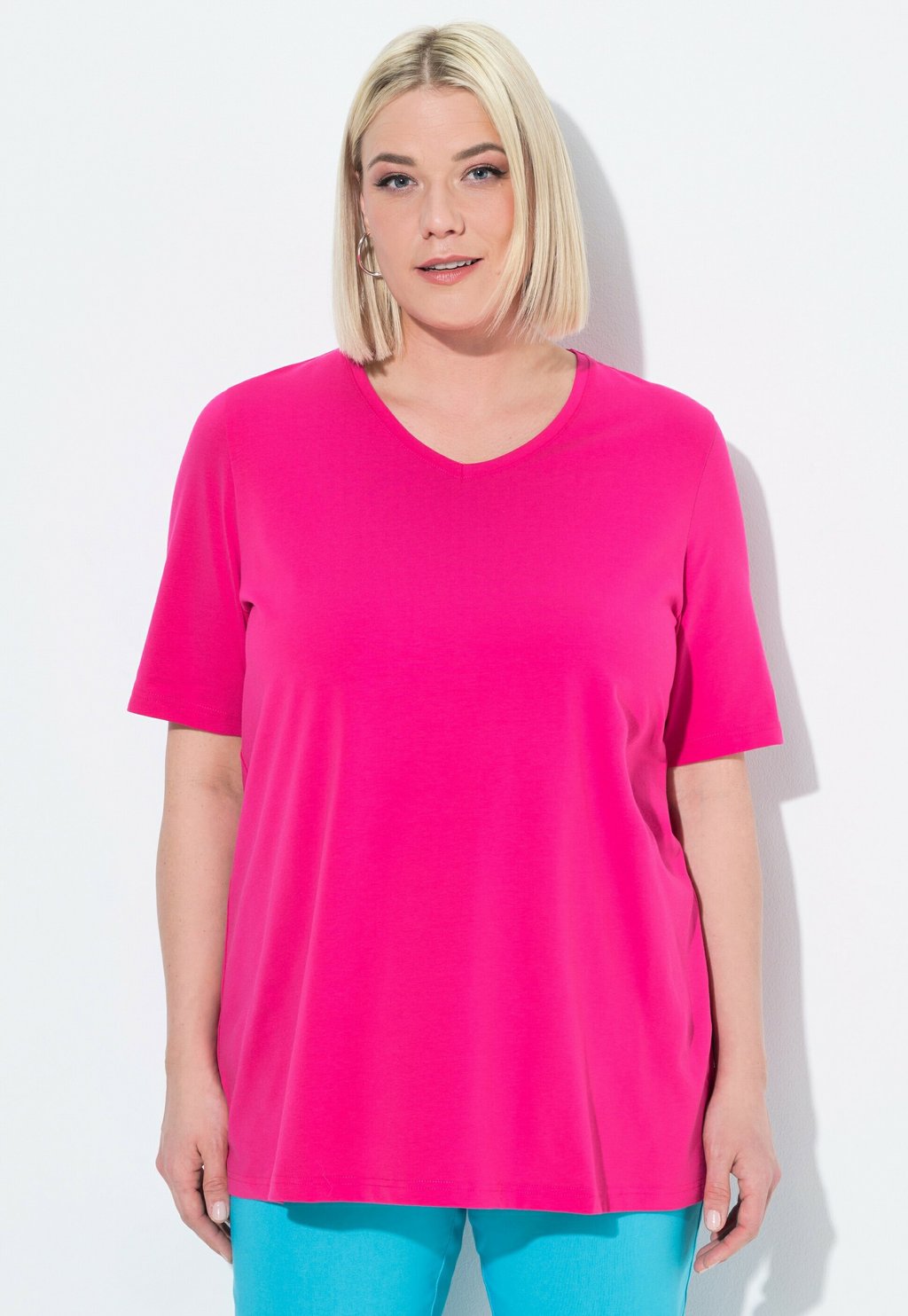 Базовая футболка V-AUSSCHNITT HALBARM Ulla Popken, фуксия
Базовая футболка V-AUSSCHNITT HALBARM Ulla Popken, фуксия