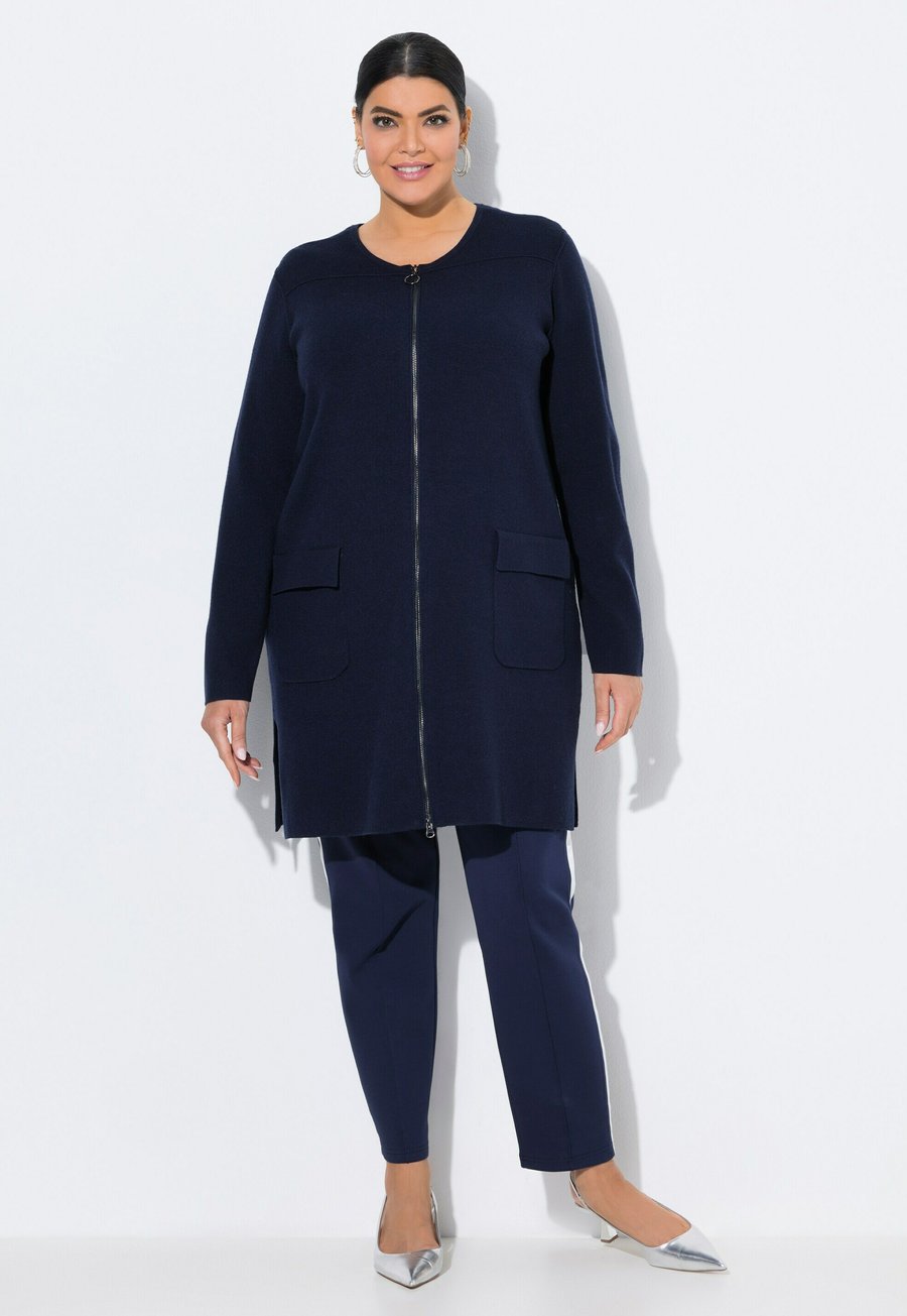 Кардиган Ulla Popken LONGLINE, Marine/Dark Blue
Кардиган Ulla Popken LONGLINE, Marine/Dark Blue