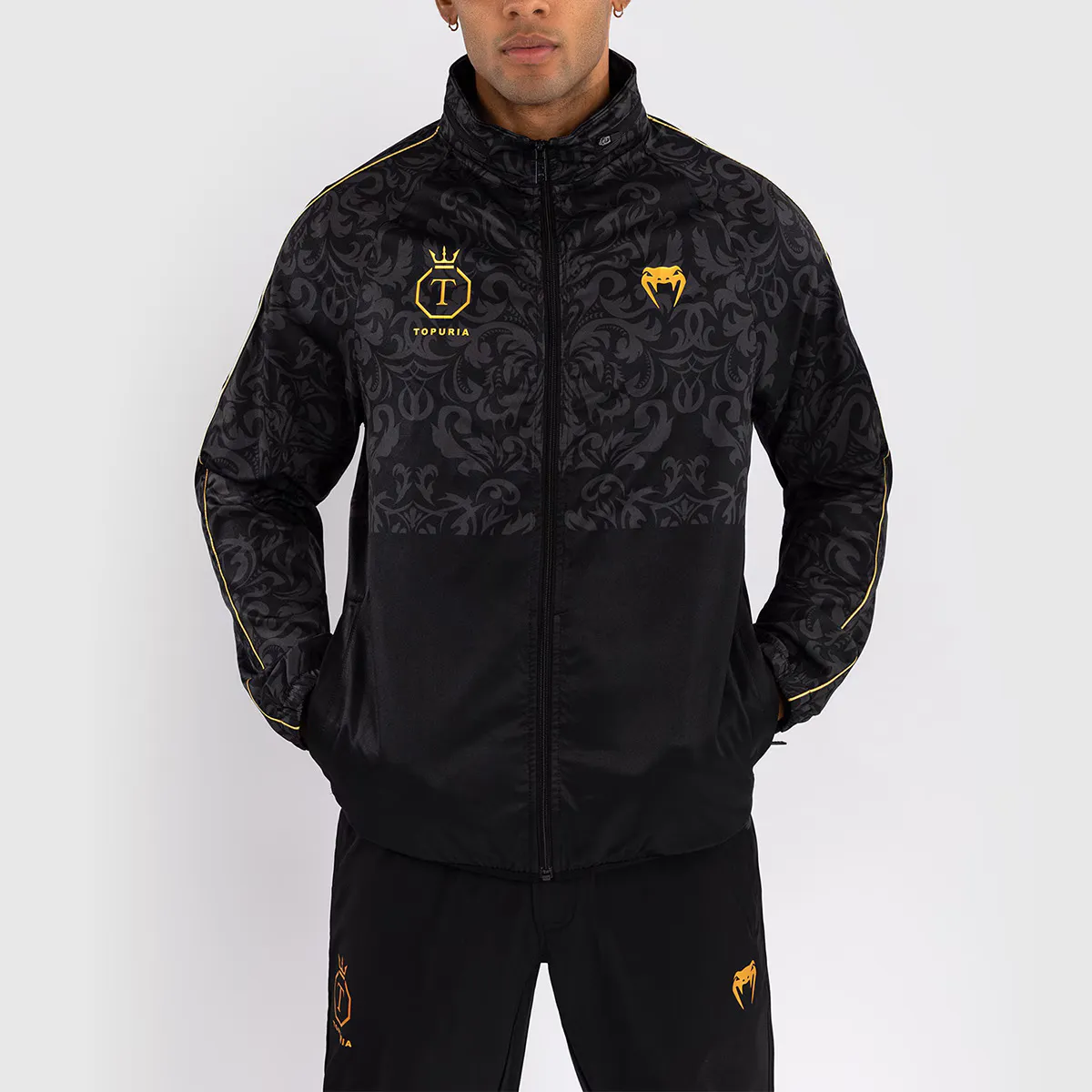 Мужская непревзойденная куртка Ilia Topuria Venum, черный/золотой
Мужская непревзойденная куртка Ilia Topuria Venum, черный/золотой