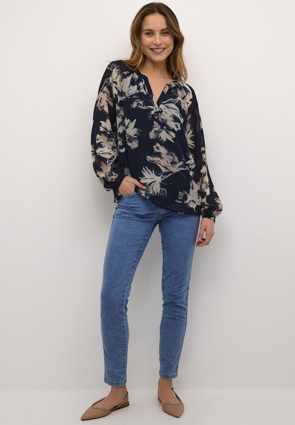 Блузка Bprosabel Notch Neck Long Sleeves Kaffe, синяя с большим цветочным принтом
Блузка Bprosabel Notch Neck Long Sleeves Kaffe, синяя с большим цветочным принтом