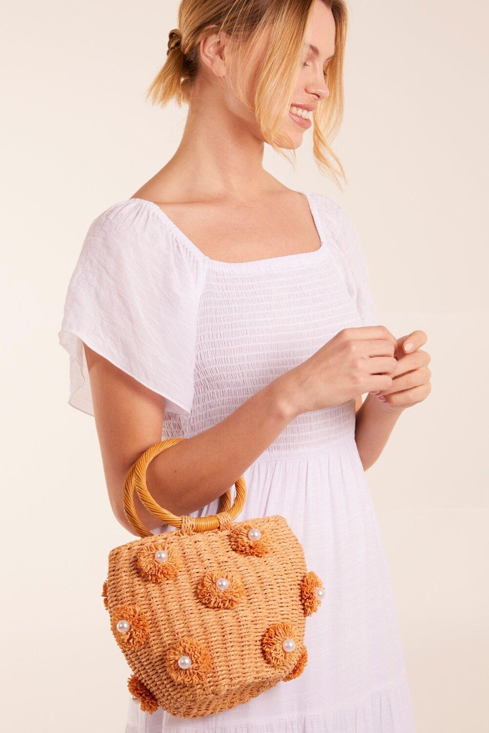 Мини-тканая сумочка с жемчужным помпоном Blue Vanilla, бежевый
Мини-тканая сумочка с жемчужным помпоном Blue Vanilla, бежевый