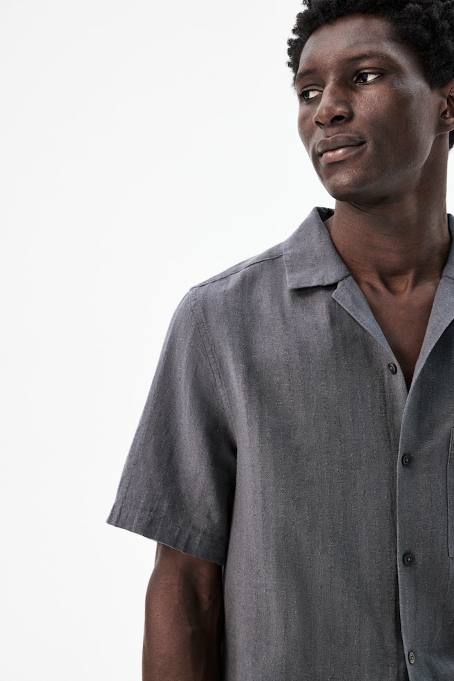 Повседневная рубашка из льняной ткани, стандартного кроя H&M, серый
Повседневная рубашка из льняной ткани, стандартного кроя H&M, серый