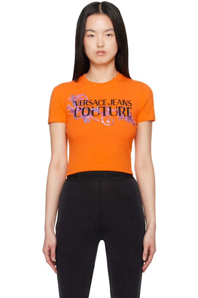 Футболка с оранжевым кристаллом и контуром Barocco Versace Jeans Couture
Футболка с оранжевым кристаллом и контуром Barocco Versace Jeans Couture