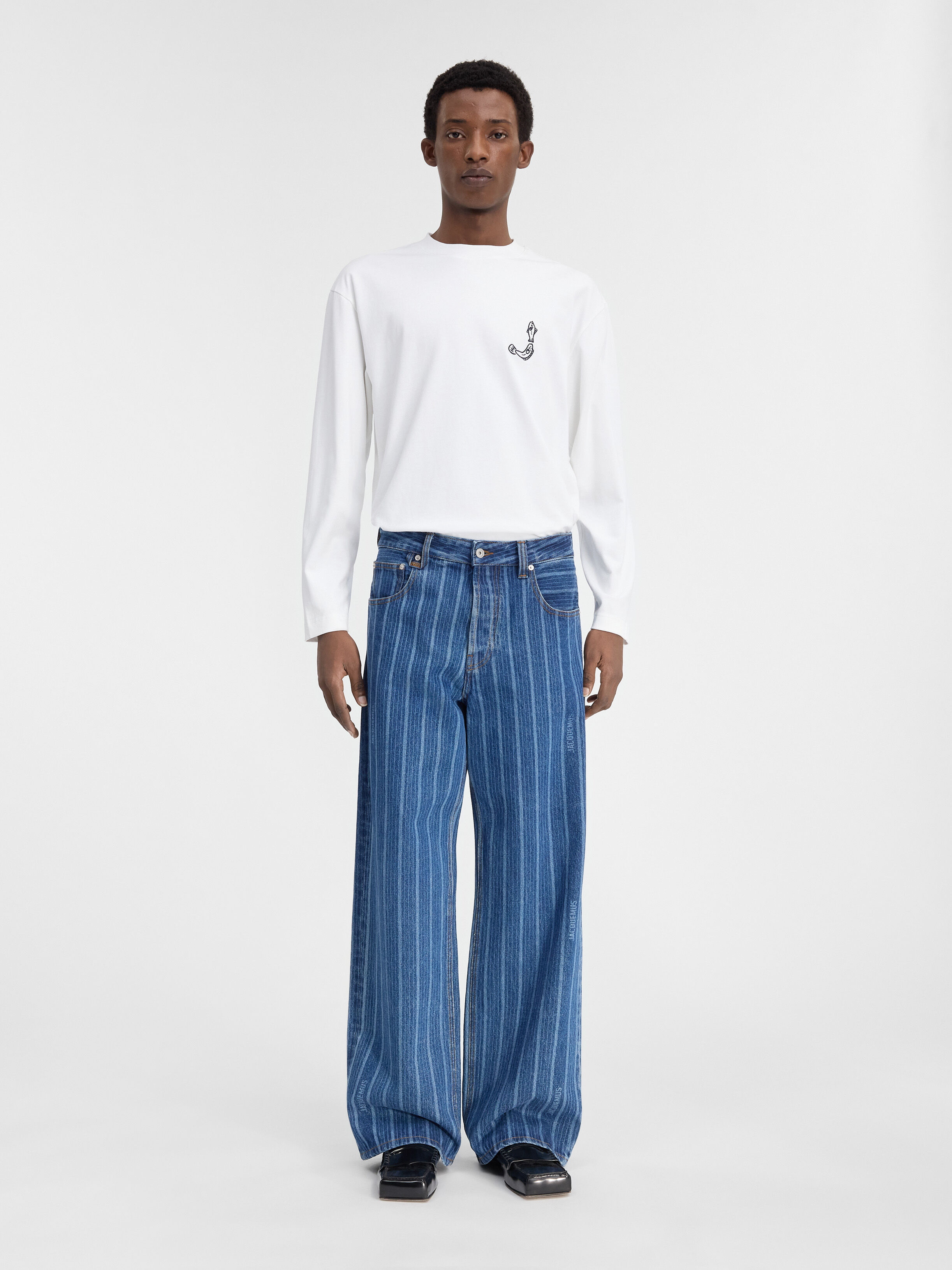 Мешковатые джинсы JACQUEMUS The wide de-Nîmes denim pants, цвет Print Blue Stripes
Мешковатые джинсы JACQUEMUS The wide de-Nîmes denim pants, цвет Print Blue Stripes