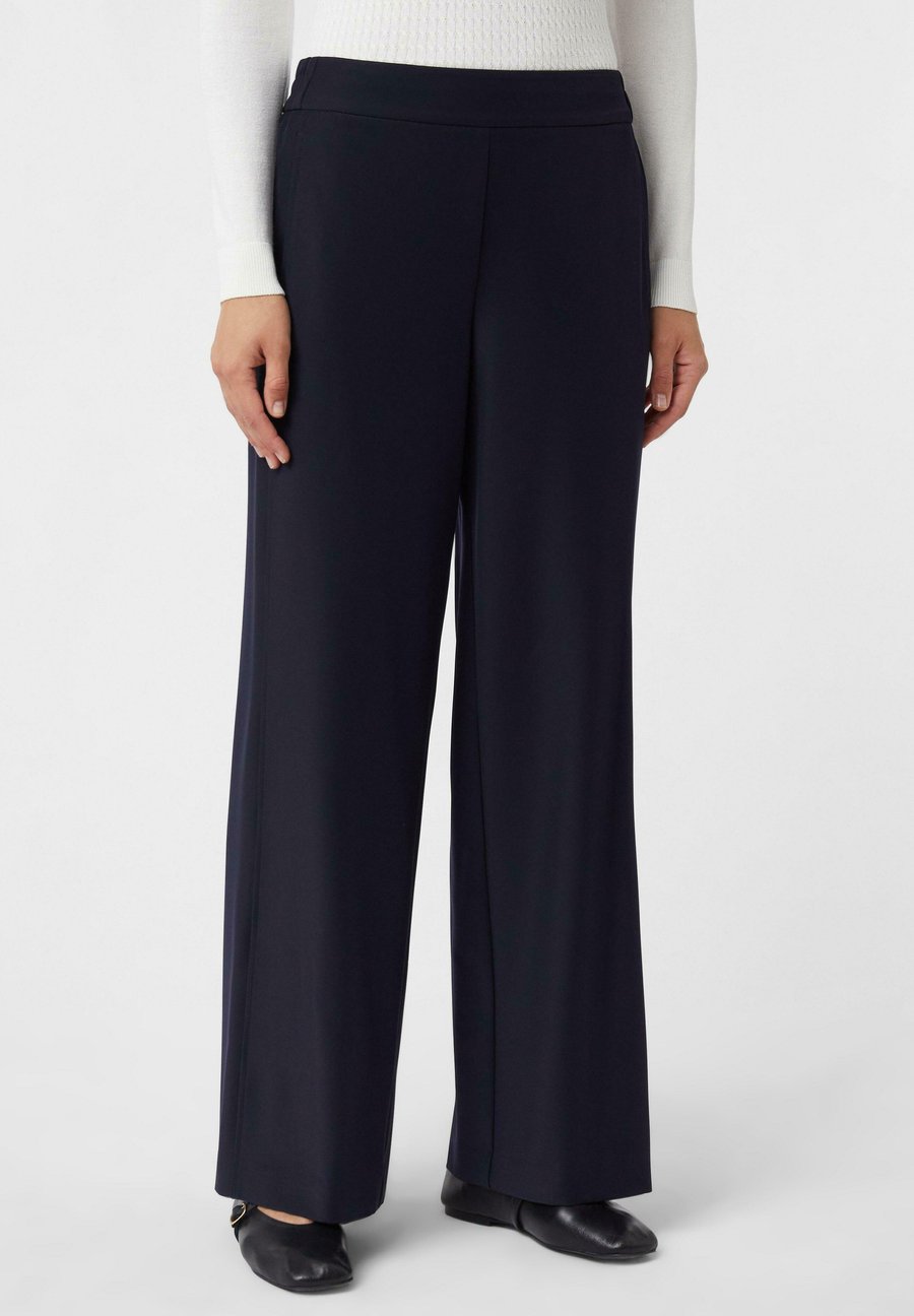 Брюки comma FLIESSENDE MIT GUMMIBUND UND DEZENTEM GLANZ, Navy/Dark Blue
Брюки comma FLIESSENDE MIT GUMMIBUND UND DEZENTEM GLANZ, Navy/Dark Blue