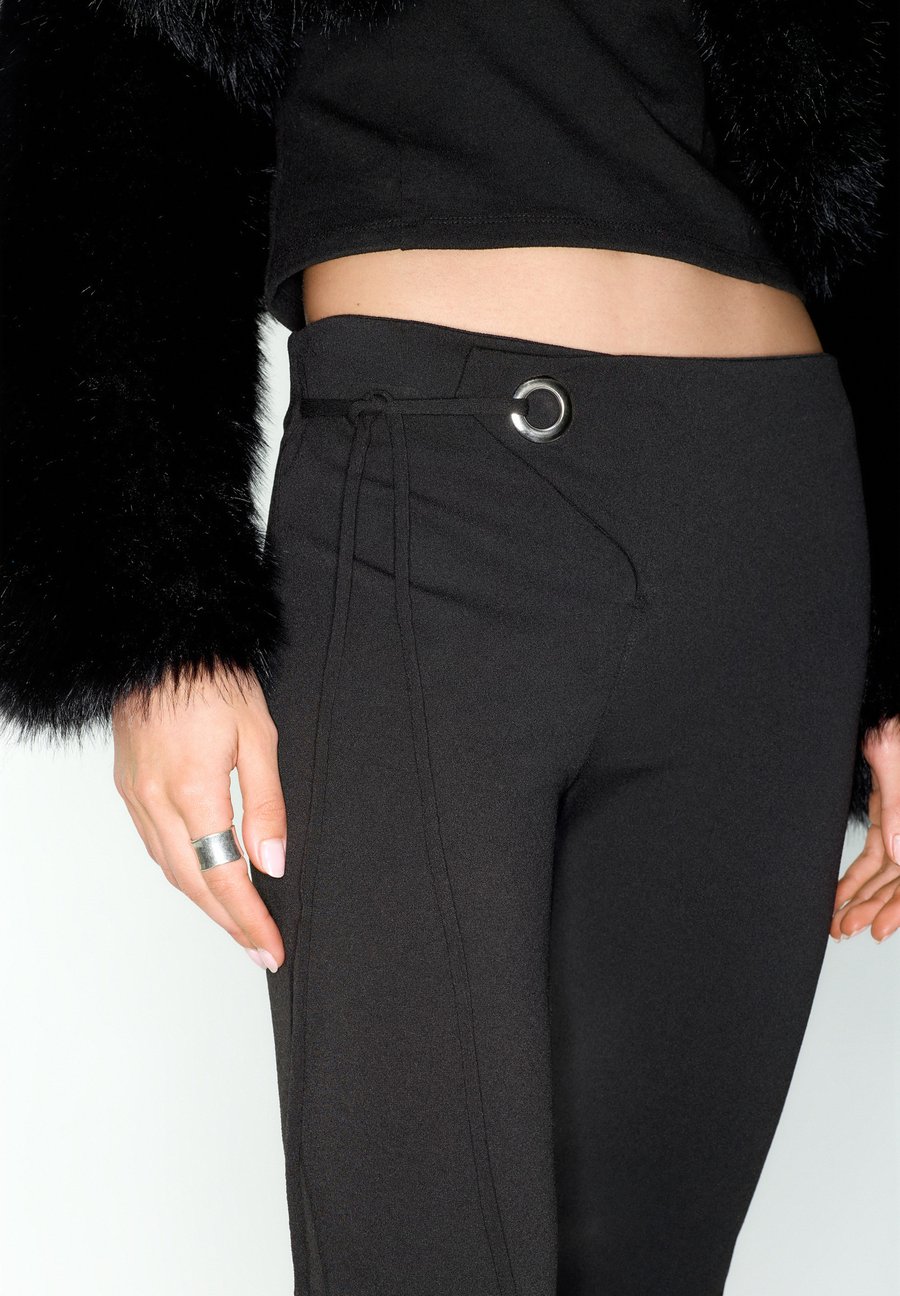 Брюки PULL&BEAR FLARED WITH EYELET , Black
Брюки PULL&BEAR FLARED WITH EYELET , Black