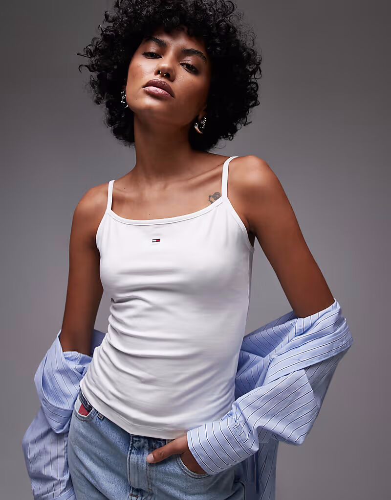 Базовый топ Tommy Jeans на бретелях белого цвета
Базовый топ Tommy Jeans на бретелях белого цвета