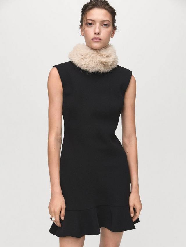 Landa безрукавное платье-футляр мини с высоким воротником и рюшами по подолу Mango
Landa безрукавное платье-футляр мини с высоким воротником и рюшами по подолу Mango