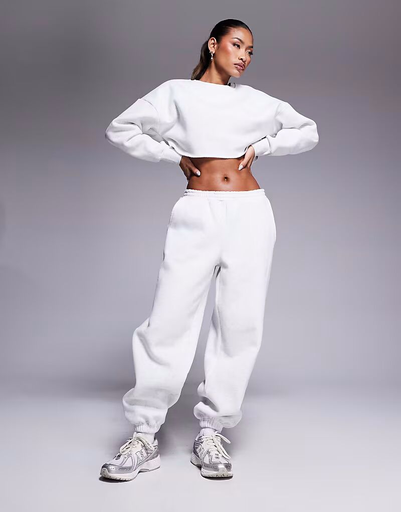 Спортивные брюки Wanderdoll Everyday из плотного флиса с манжетами на спине, светло-серого цвета
Спортивные брюки Wanderdoll Everyday из плотного флиса с манжетами на спине, светло-серого цвета