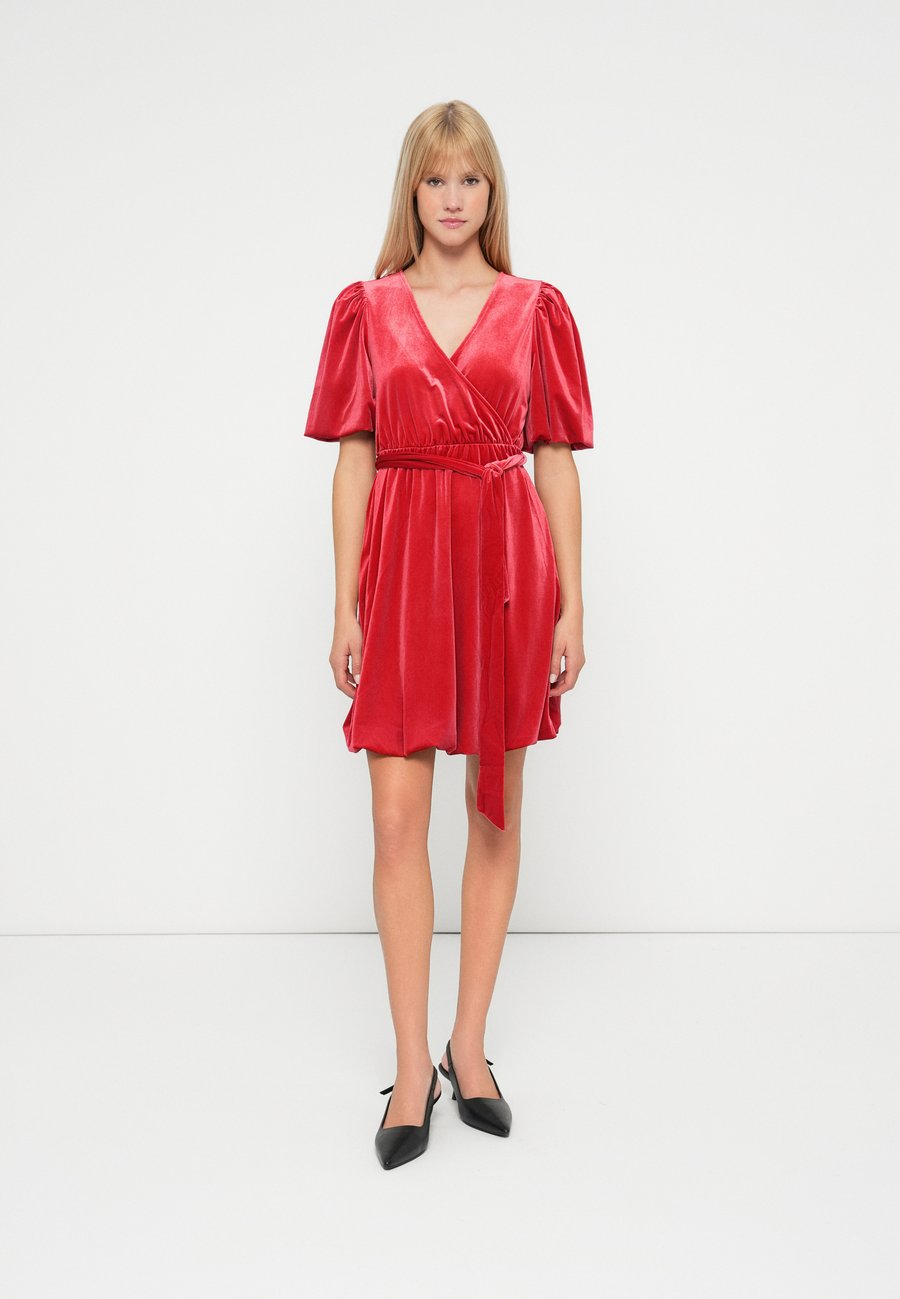 Платье Vero Moda VMBEATRICIA SHORT DRESS, Scarlet Sage/Green
Платье Vero Moda VMBEATRICIA SHORT DRESS, Scarlet Sage/Green