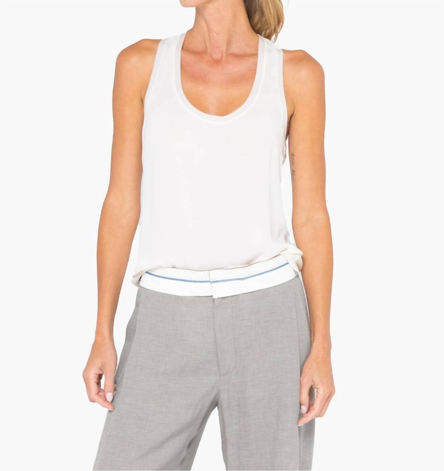 Топ Nuria в белом цвете JBQ
Топ Nuria в белом цвете JBQ