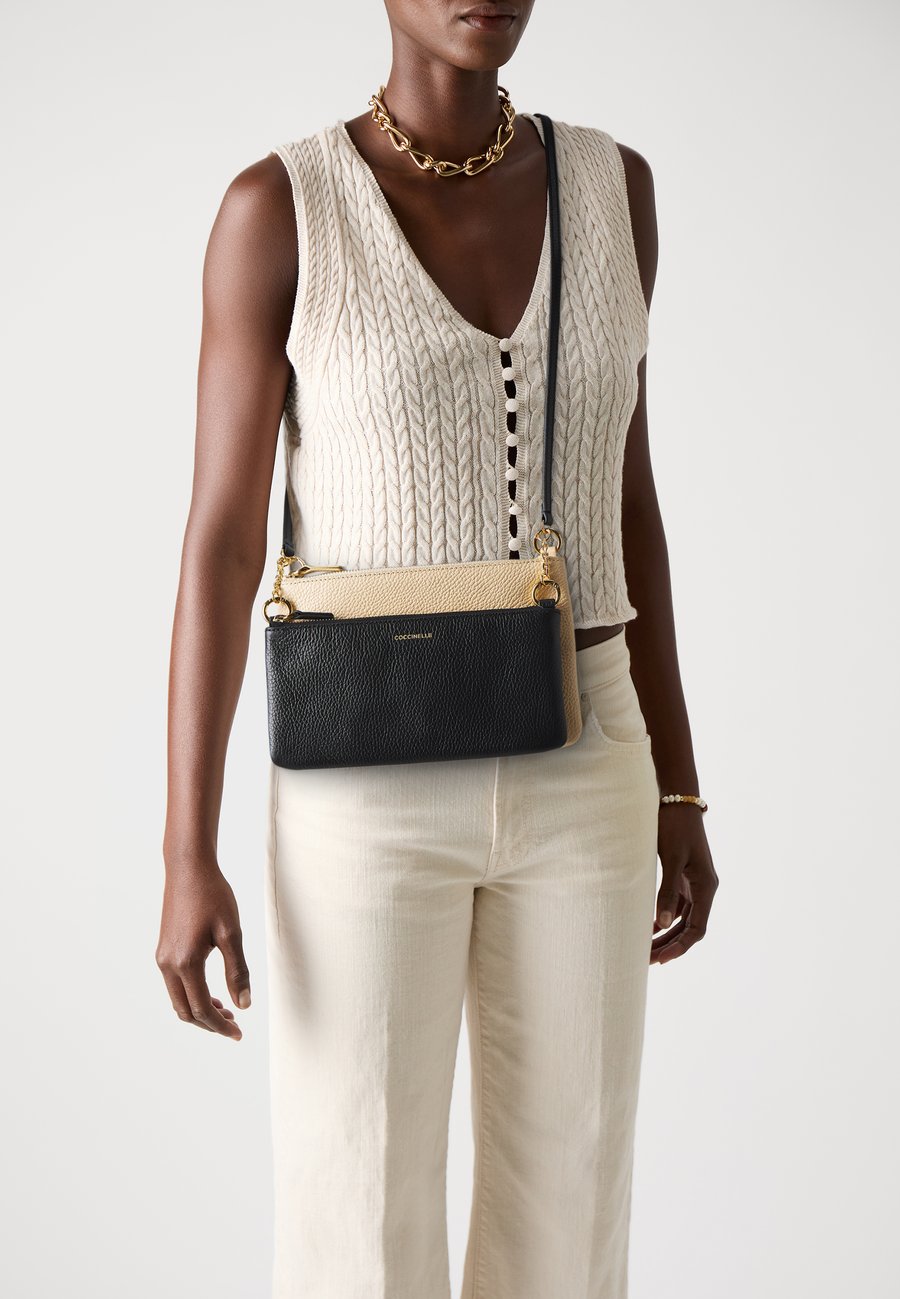 Сумка кросс-боди Coccinelle YVONNE, Noir/Betulla/Black
Сумка кросс-боди Coccinelle YVONNE, Noir/Betulla/Black