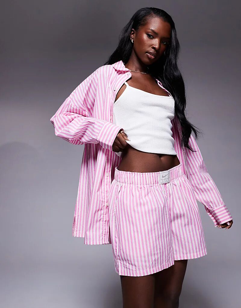 Поплиновые шорты Nike Stripe розового и белого цветов
Поплиновые шорты Nike Stripe розового и белого цветов