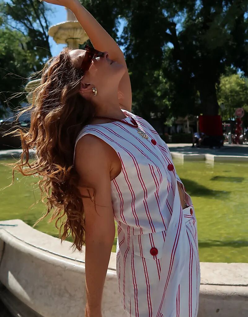 Жилет из твила в полоску от Labelrail x Rebecca Olivia красного и кремового цветов на пуговицах – часть комплекта
Жилет из твила в полоску от Labelrail x Rebecca Olivia красного и кремового цветов на пуговицах – часть комплекта