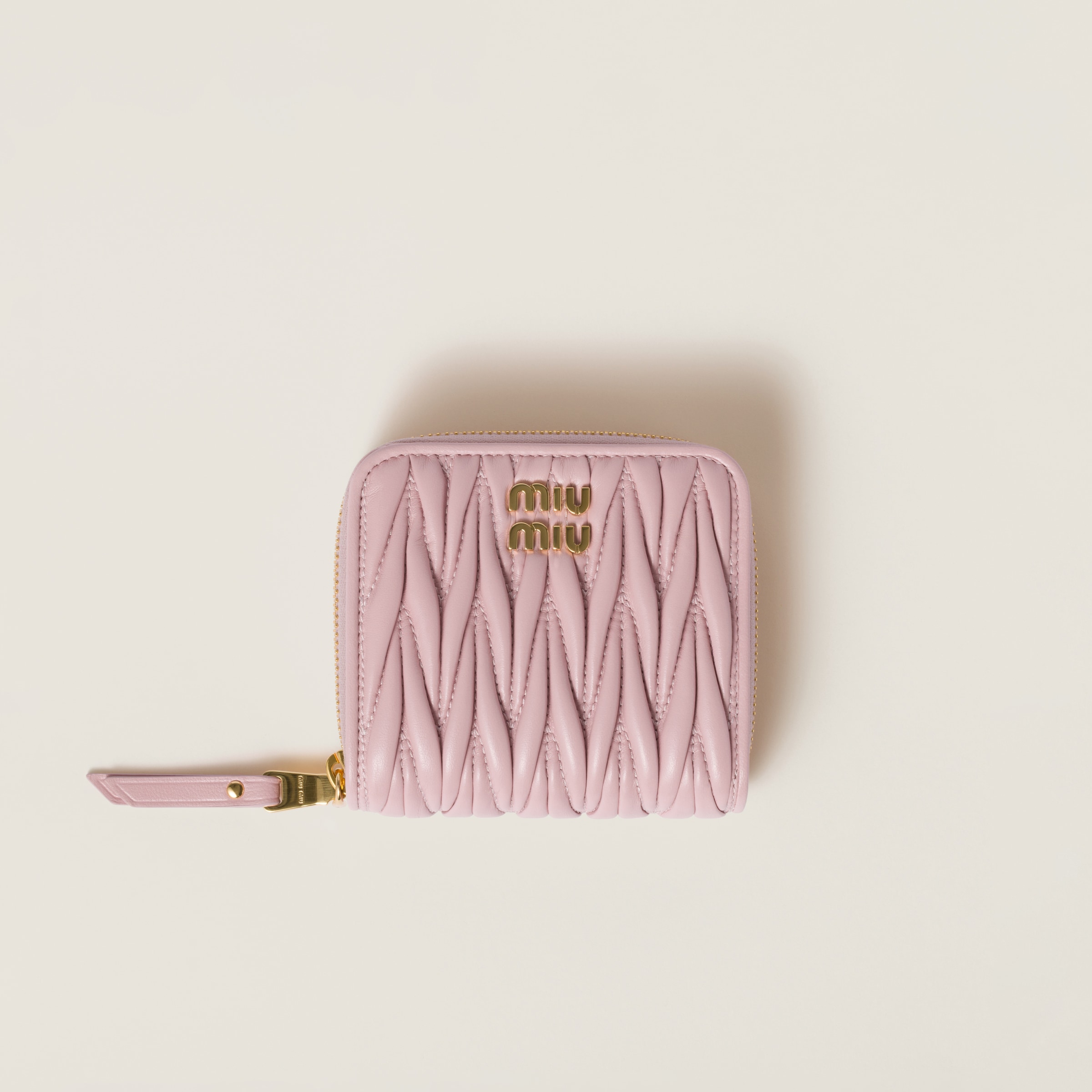 Маленький кошелек из напповой кожи мателлассе MIU MIU, розовый
Маленький кошелек из напповой кожи мателлассе MIU MIU, розовый