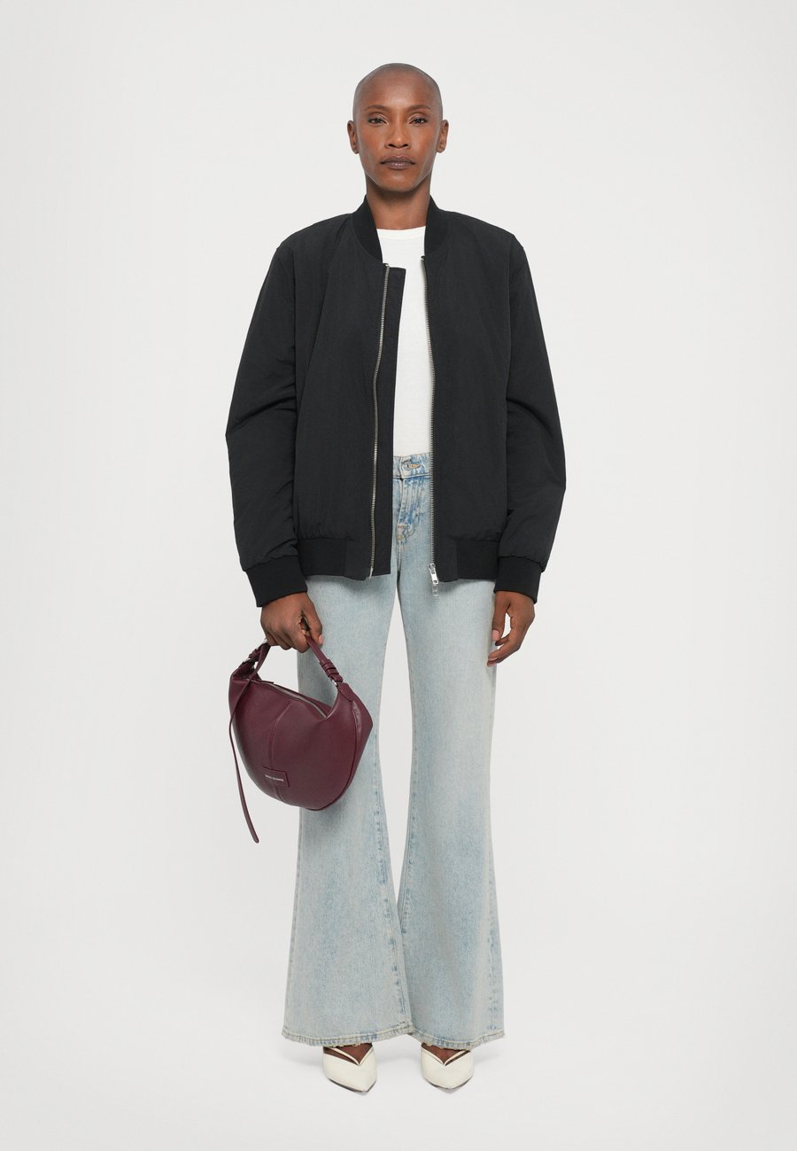 Сумка Armani Exchange Handbag, Groove/Bordeaux
Сумка Armani Exchange Handbag, Groove/Bordeaux