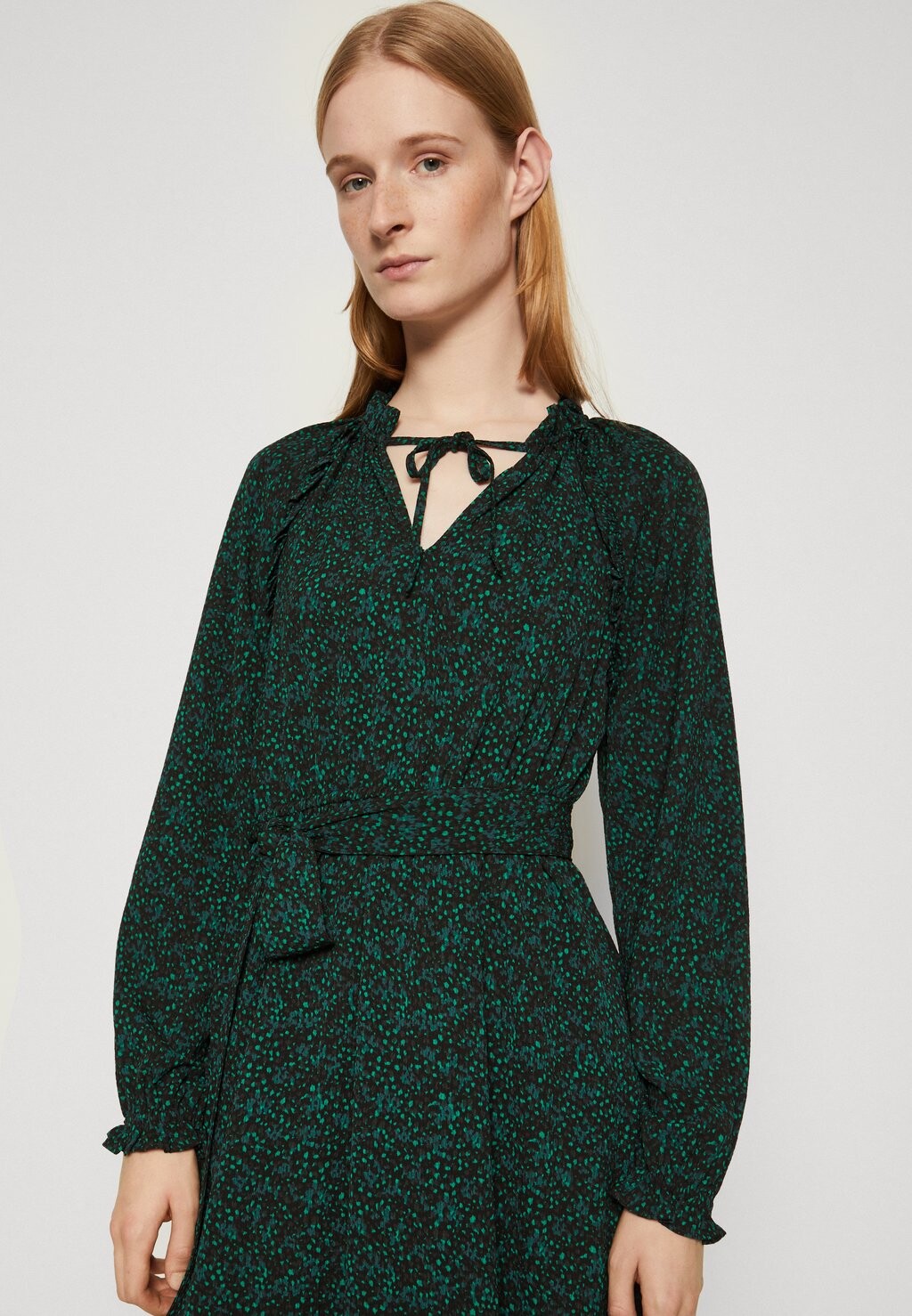 Дневное платье Ruffle Neck Printed Midi Gap Tall, зеленое
Дневное платье Ruffle Neck Printed Midi Gap Tall, зеленое