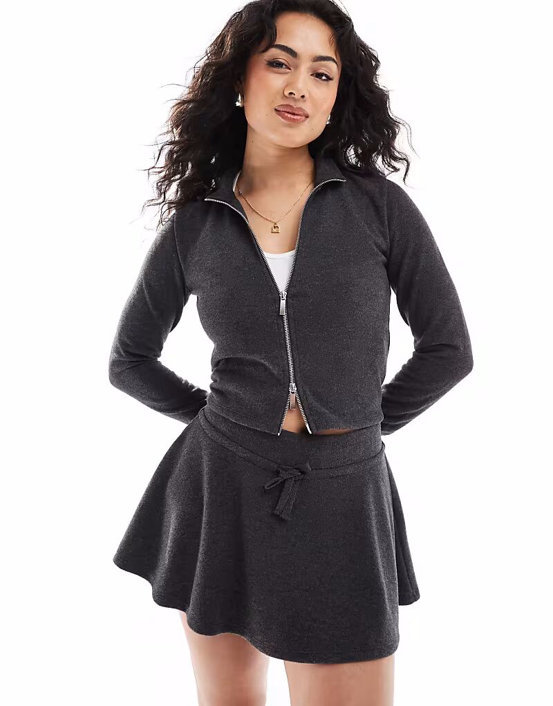 Войлочная юбка-шорты Stradiavrius серого цвета Stradivarius
Войлочная юбка-шорты Stradiavrius серого цвета Stradivarius