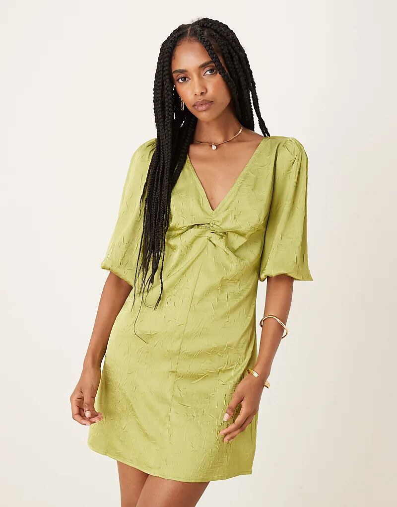 Мини-платье Collective The Label с V-образным вырезом светло-оливкового цвета
Мини-платье Collective The Label с V-образным вырезом светло-оливкового цвета