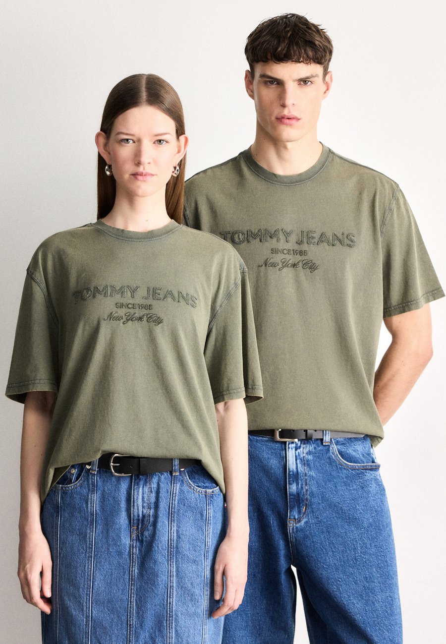 Футболка Tommy Jeans 90S NEW CLASSICS TEE UNISEX, Dark Greenery/Green, Зеленый, Футболка Tommy Jeans 90S NEW CLASSICS TEE UNISEX, Dark Greenery/Green
Футболка Tommy Jeans 90S NEW CLASSICS TEE UNISEX, Dark Greenery/Green, Зеленый, Футболка Tommy Jeans 90S NEW CLASSICS TEE UNISEX, Dark Greenery/Green