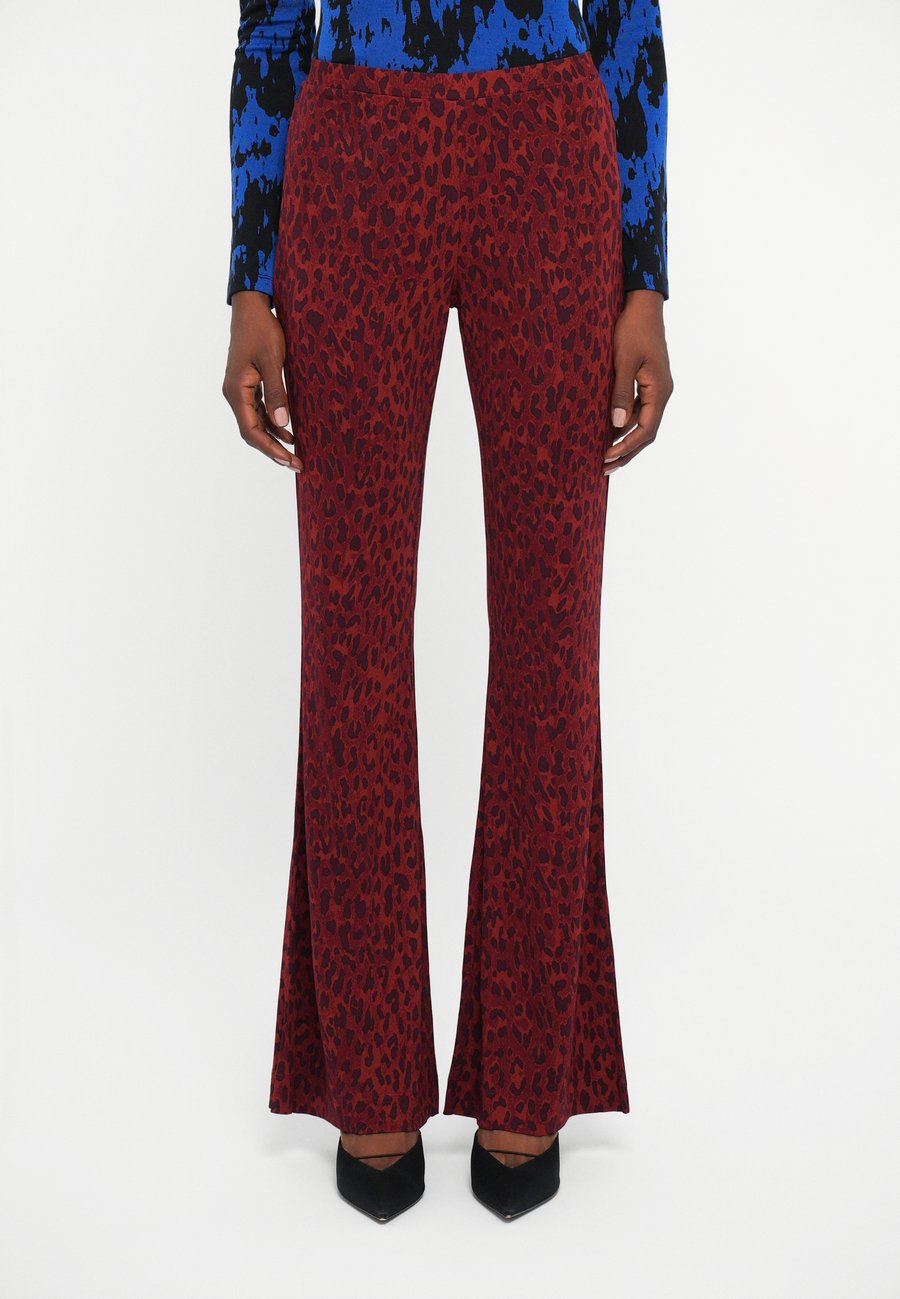 Брюки Diane von Furstenberg BROOKLYN PANTS, Huntress Light Garnet/Dark Red
Брюки Diane von Furstenberg BROOKLYN PANTS, Huntress Light Garnet/Dark Red