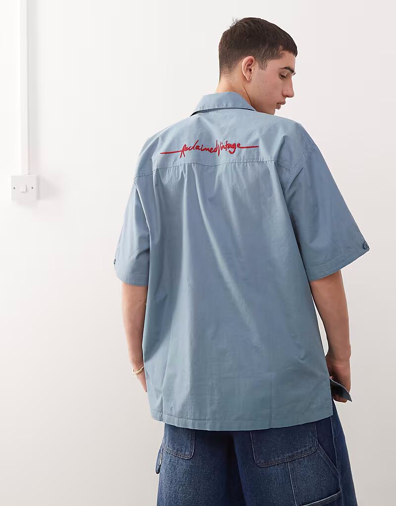 Рубашка свободного кроя с короткими рукавами Reclaimed Vintage синего цвета с вышивкой на спине
Рубашка свободного кроя с короткими рукавами Reclaimed Vintage синего цвета с вышивкой на спине