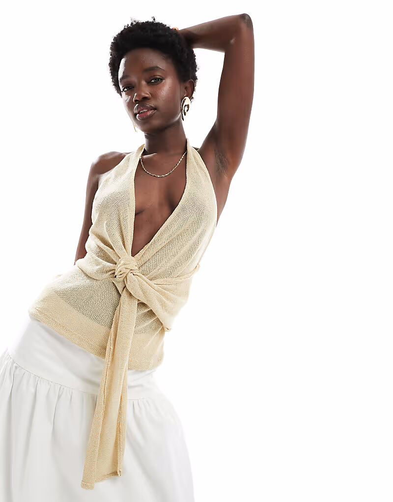 Трикотажный топ Pull&Bear с перекрученным передом и американской проймой песочного цвета
Трикотажный топ Pull&Bear с перекрученным передом и американской проймой песочного цвета