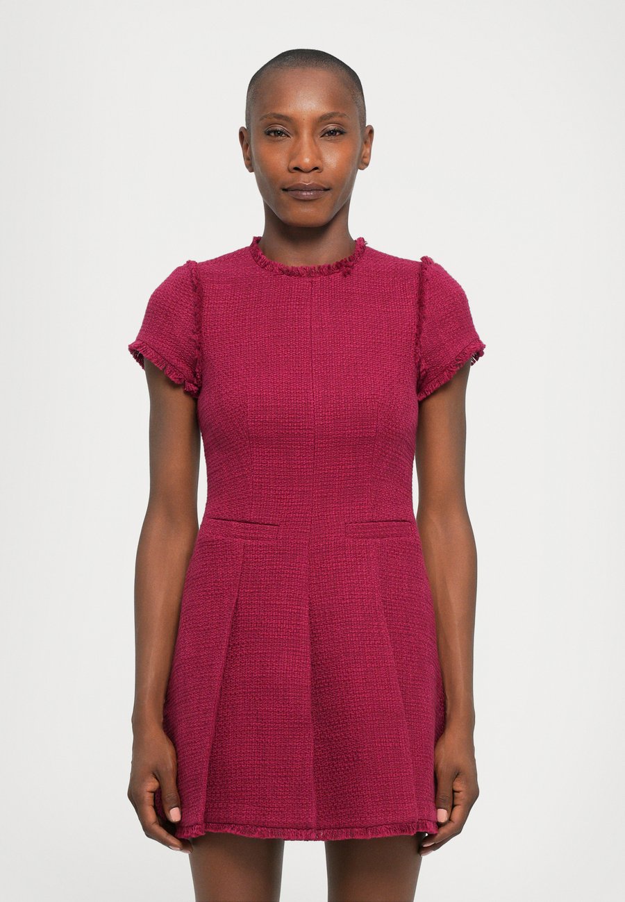 Платье Cinq à Sept NOVA DRESS, Beet Red/Bordeaux
Платье Cinq à Sept NOVA DRESS, Beet Red/Bordeaux